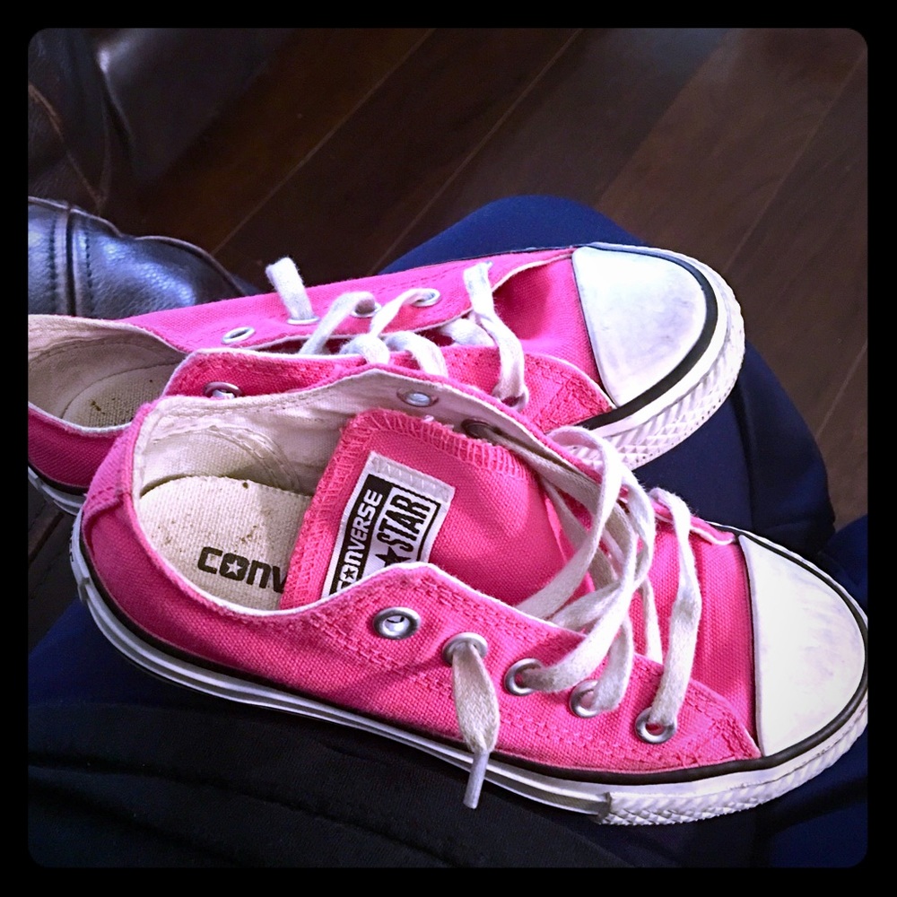 Girls converse.